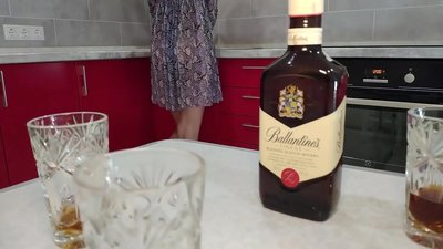 Sexe avec la femme ivre d'un ami. J'espère que je ne la mettrai pas enceinte.