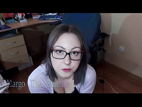 ❤️ Une fille sexy avec des lunettes suce profondément un gode devant la caméra ❤️❌  Sexe at us ﹏